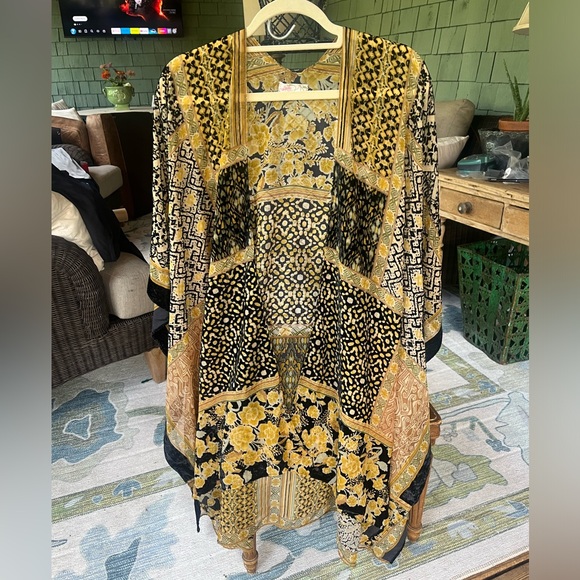 Stunning Boho Free People Black Velvet and Gold cape!  Excellent condition. - Picture 1 of 8